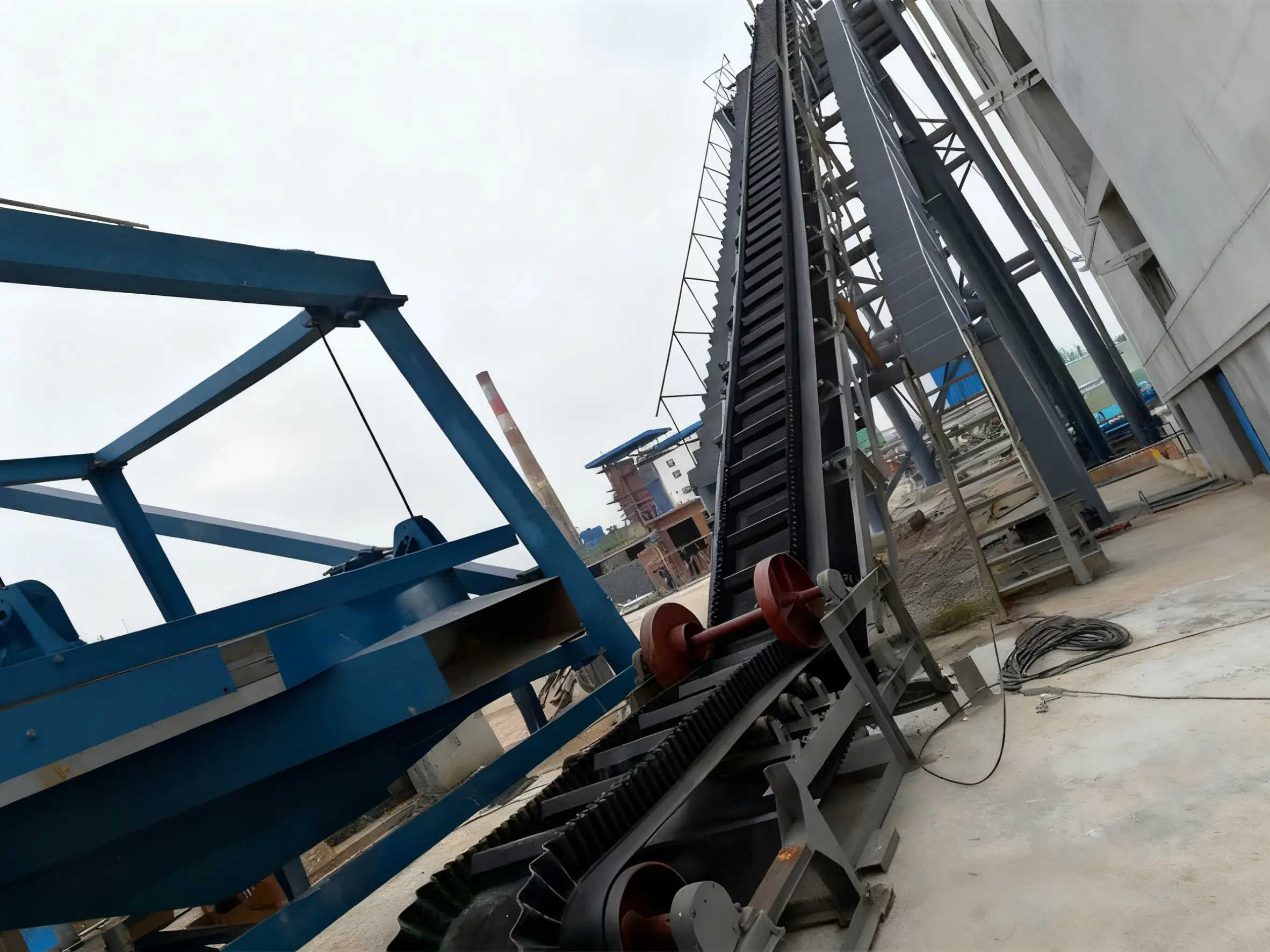 steep-incline-sidewall-belt-conveyors-side-view